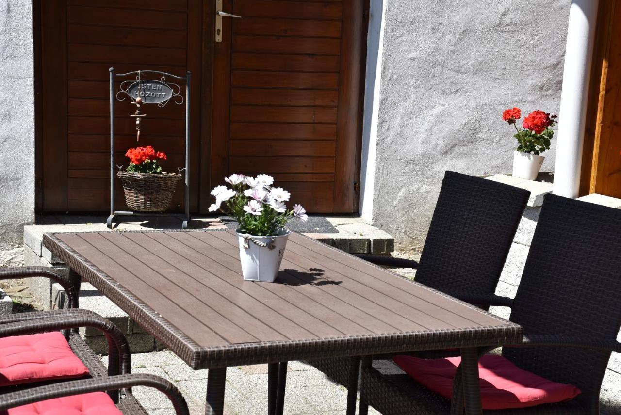Bozi Rozi Panzio Hotel Fertoboz ภายนอก รูปภาพ
