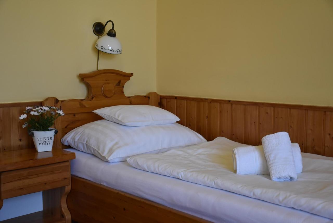 Bozi Rozi Panzio Hotel Fertoboz ภายนอก รูปภาพ