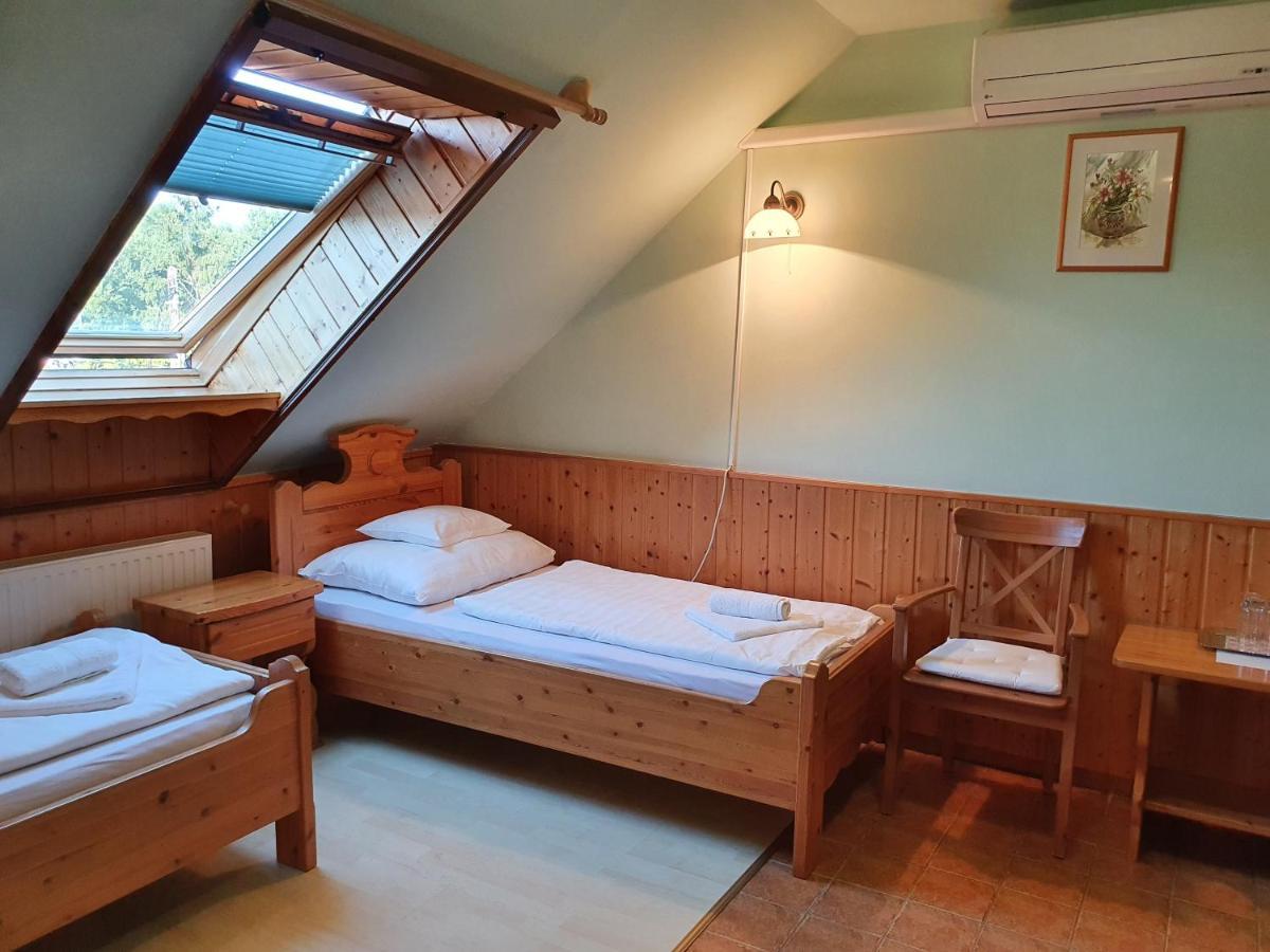 Bozi Rozi Panzio Hotel Fertoboz ภายนอก รูปภาพ