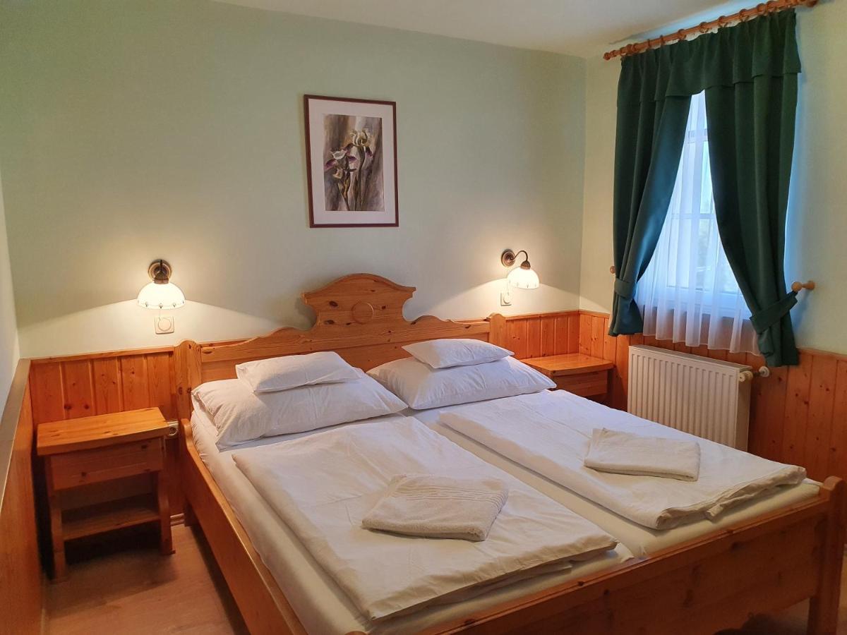 Bozi Rozi Panzio Hotel Fertoboz ภายนอก รูปภาพ