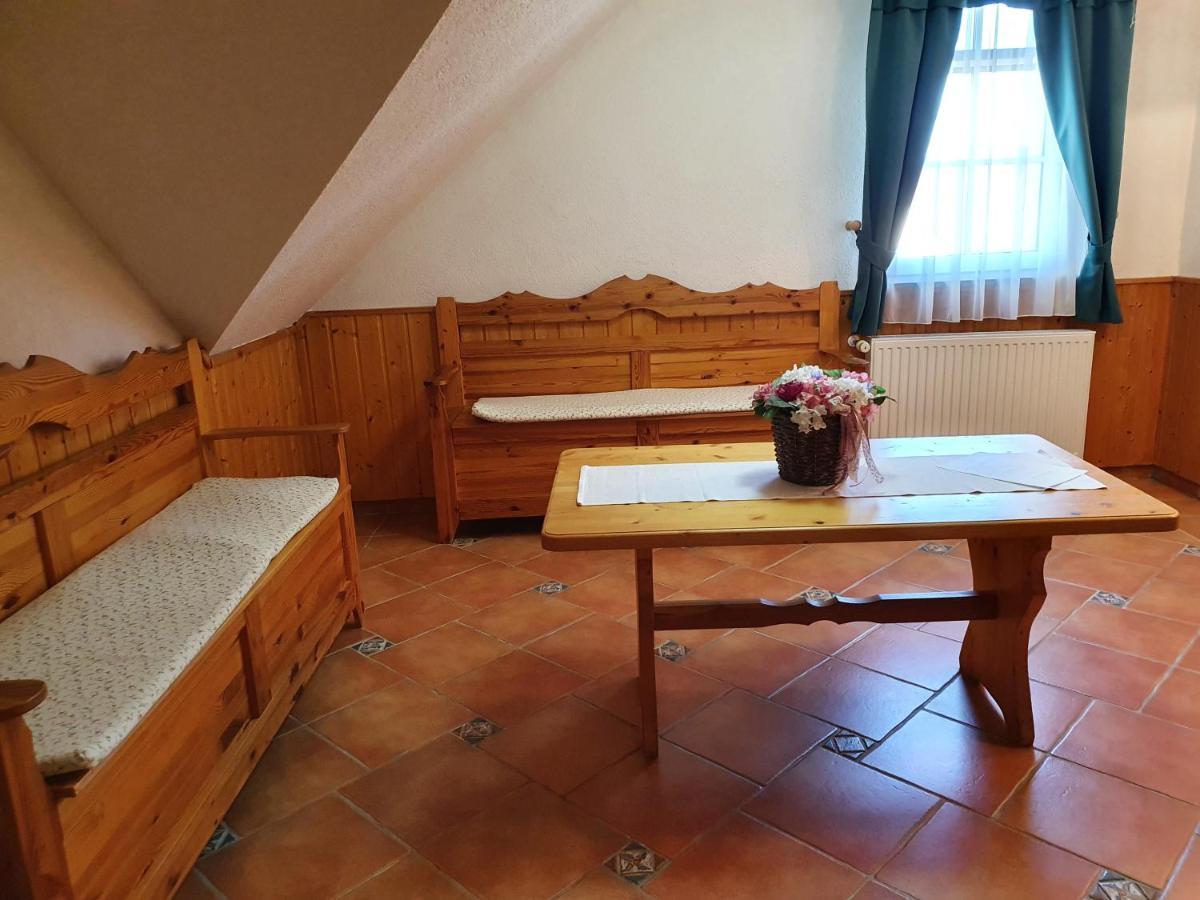 Bozi Rozi Panzio Hotel Fertoboz ภายนอก รูปภาพ