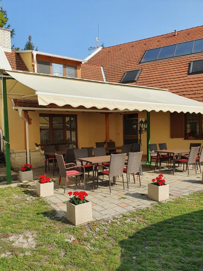 Bozi Rozi Panzio Hotel Fertoboz ภายนอก รูปภาพ