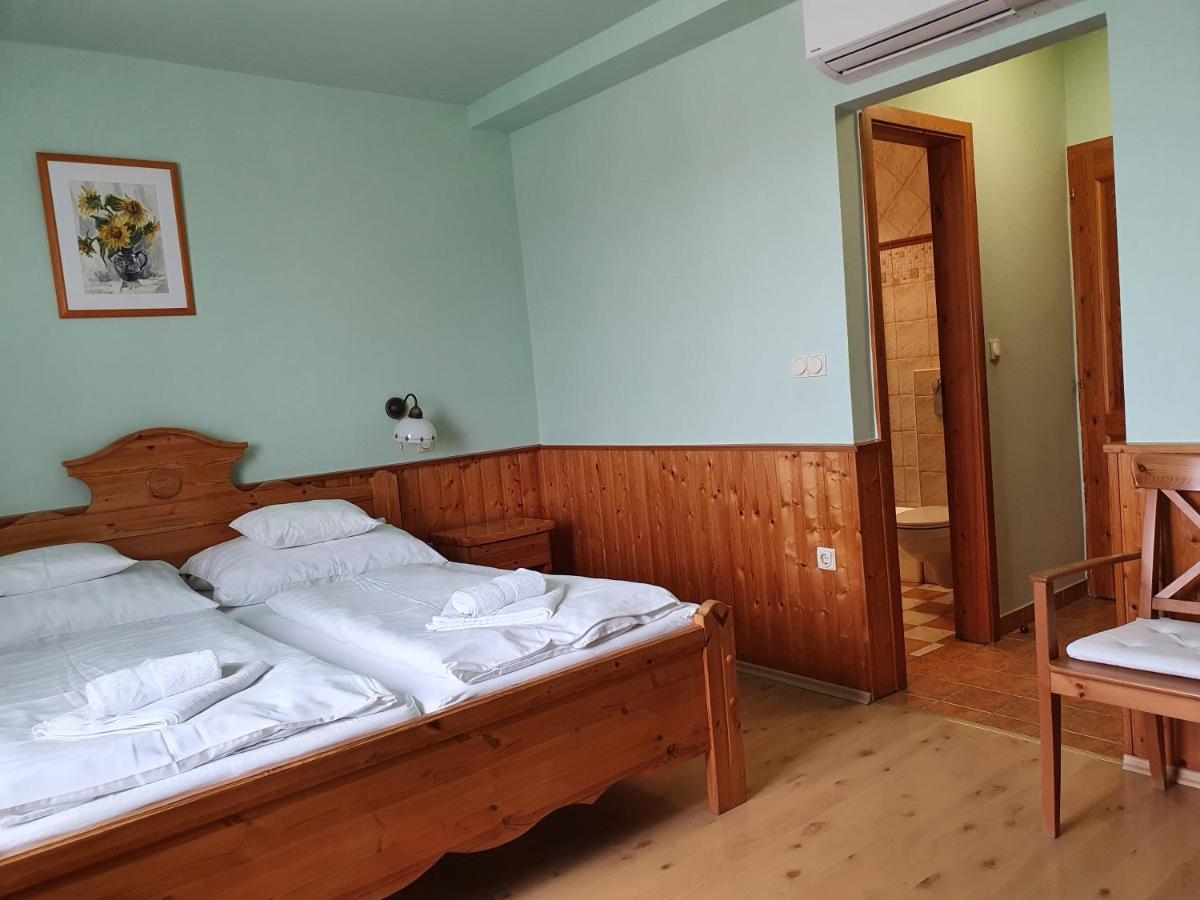 Bozi Rozi Panzio Hotel Fertoboz ห้อง รูปภาพ